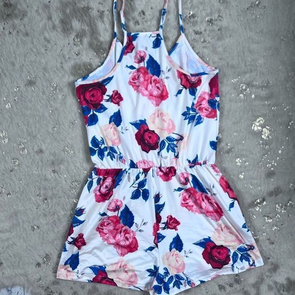 NWOT V Neck Floral Romper Adjustable Straps Pockets in Large💗 - Picture 5 of 7